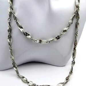 Radiant prairie princess scroll necklace‎